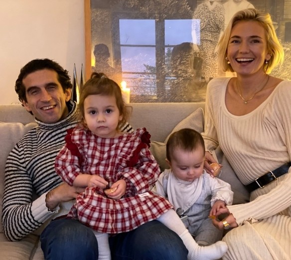 《雙人成行》製作人曬全家福：一家四口其樂融融很溫馨