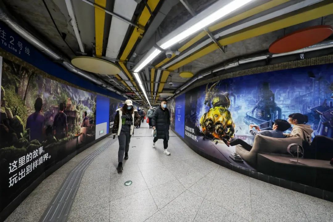 PS5上海地鐵站大幅廣告：《暗影火炬城》登場