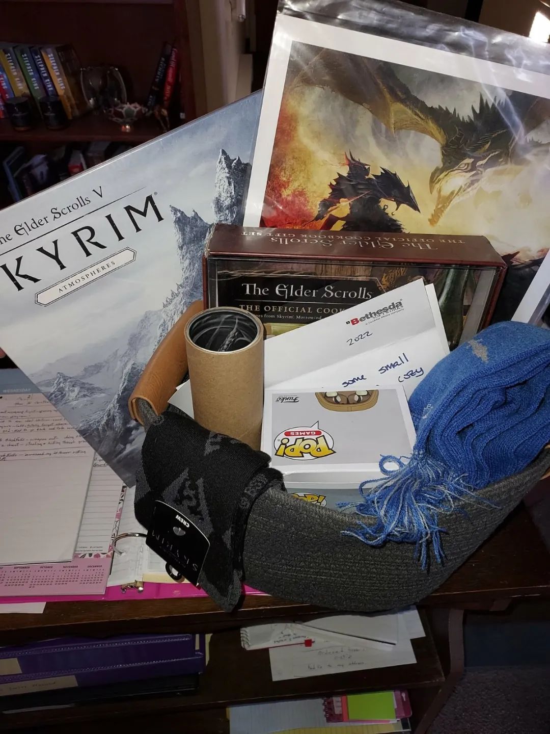 羨慕了 天際老奶奶收到了B社的《上古捲軸》周邊大禮包