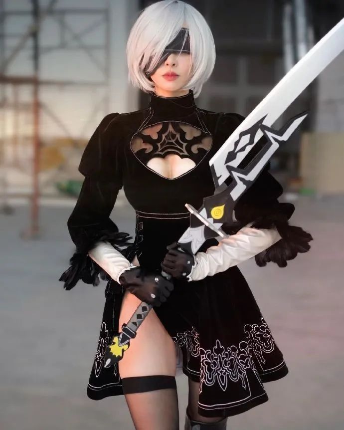 李元玲COS《尼爾》2B小姐姐，黑絲短裙性感無比