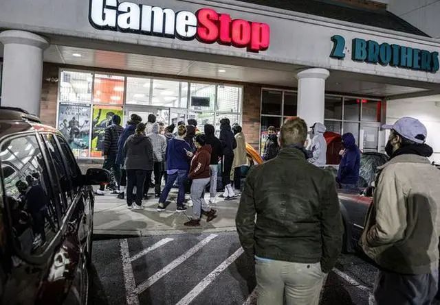 瘋搶卻一機難求 美國人黑五排隊購買PS5和新Xbox
