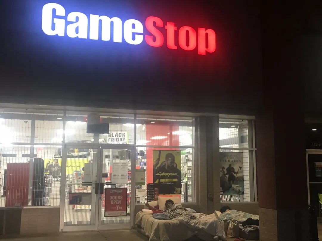 為了買到PS5 硬核玩家把床搬到了遊戲商店的門口