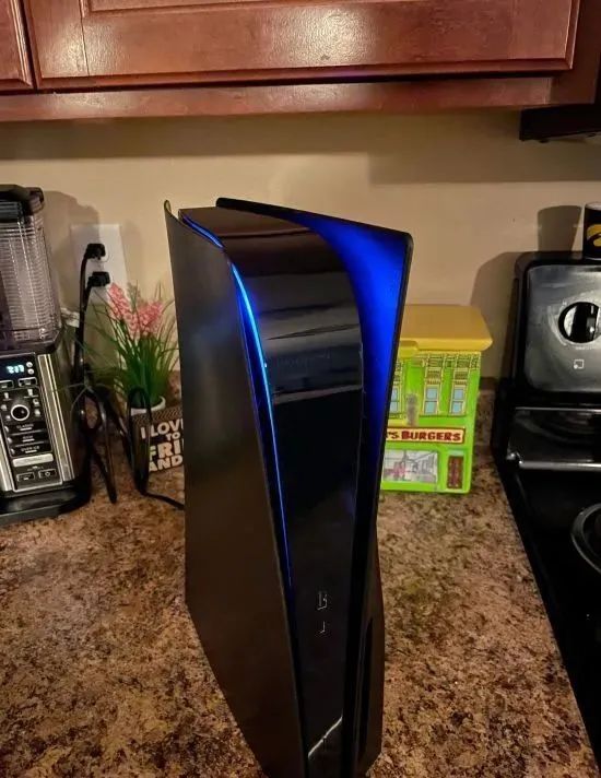 玩家分享自染黑色PS5圖片：藍黑相間科技感十足