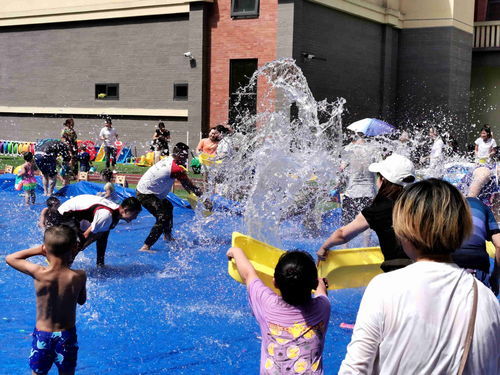 關於水的親子遊戲有哪些,10個月〜1歲的寶寶有哪些發育特徵?