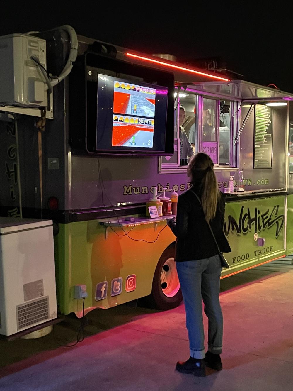 某快餐車接入遊戲機顧客可玩《馬里奧賽車》，但衛生被廣泛吐槽