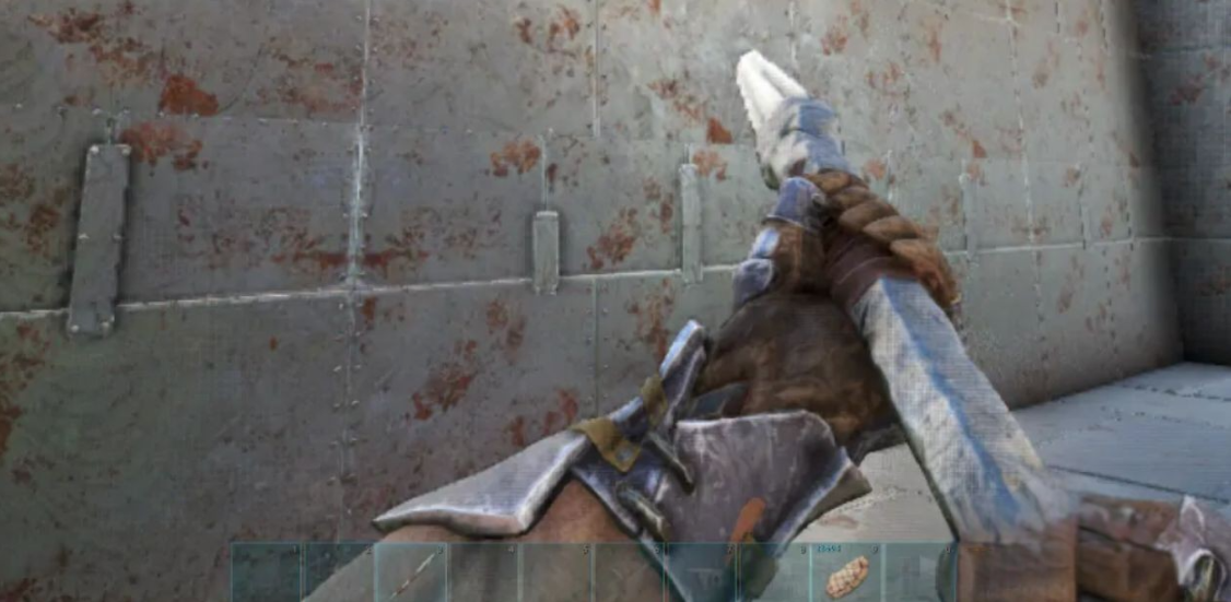 方舟：生存進化怎麼把武器拿在手裡？