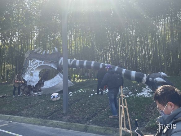 硬氣！網易官方直播拆除辦公園區暴雪魔獸血吼雕像！